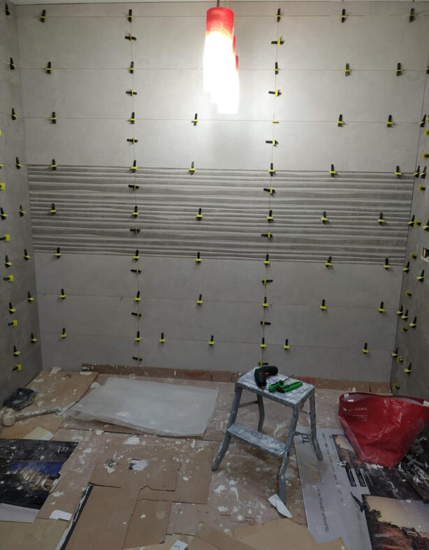 Proceso azulejado cerámica pared de cocina