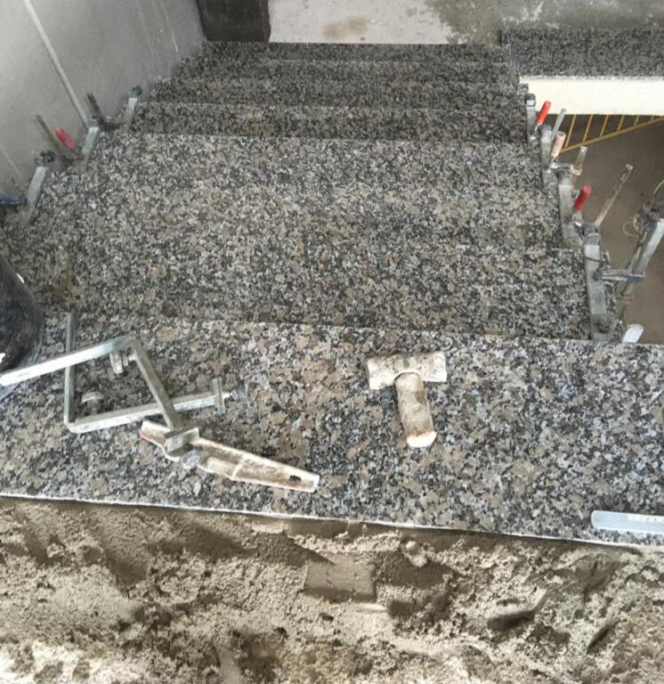 Proceso colocación de gradas de granito en portal